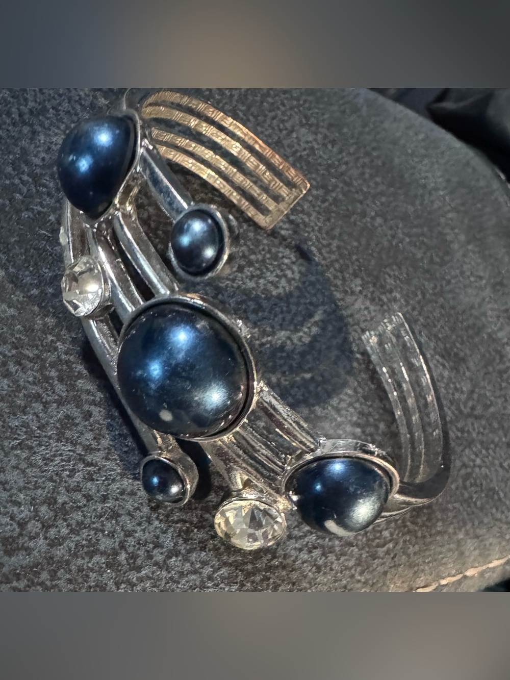 Elegant Black Pearl and Crystal Statement Bracelet